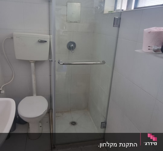 דלת זכוכית למקלחת עם ידית מתכת